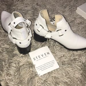 Brand new Steve Madden white booties